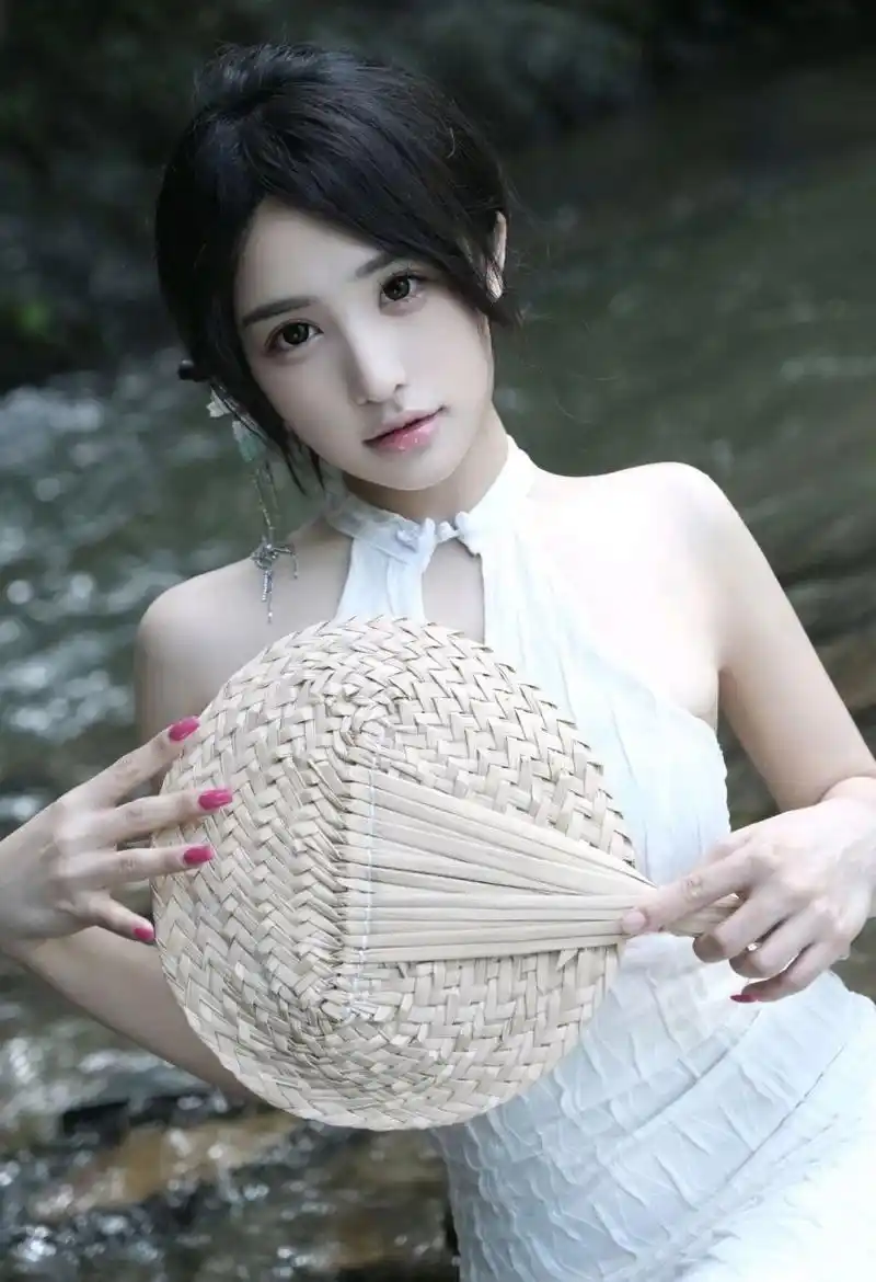 闪婚后我成了首富短剧海报